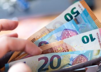 euro,-aproape-de-un-nou-record-dupa-alegeri.-bnr-a-facut-anuntul-astazi:-leului-ii-slabeste-puterea