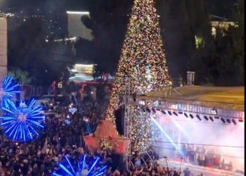 bradul-de-craciun-din-betleem-a-fost-aprins-pentru-prima-data-in-doi-ani