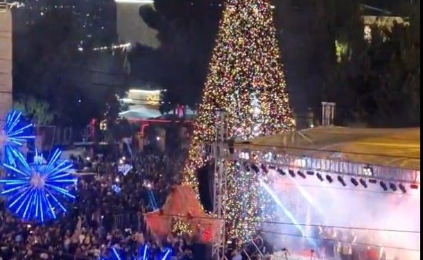 bradul-de-craciun-din-betleem-a-fost-aprins-pentru-prima-data-in-doi-ani