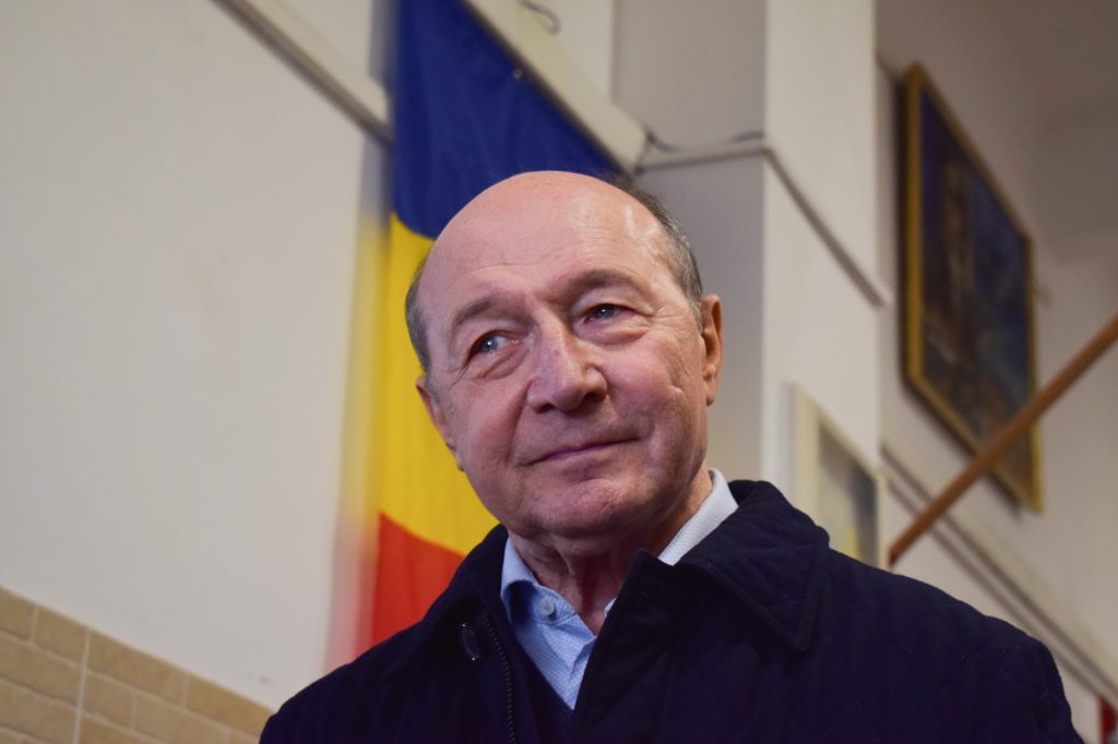 alegeri-bucuresti-traian-basescu:-am-venit-la-vot-ingrijorat-suntem-intr-o-dezbatere-publica-extrem-de-toxica-–-hotnews.ro