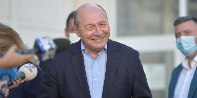 basescu-a-venit-la-vot-ingrijorat:-suntem-intr-o-dezbatere-publica-extrem-de-toxica-si-care-dezbina-romanii