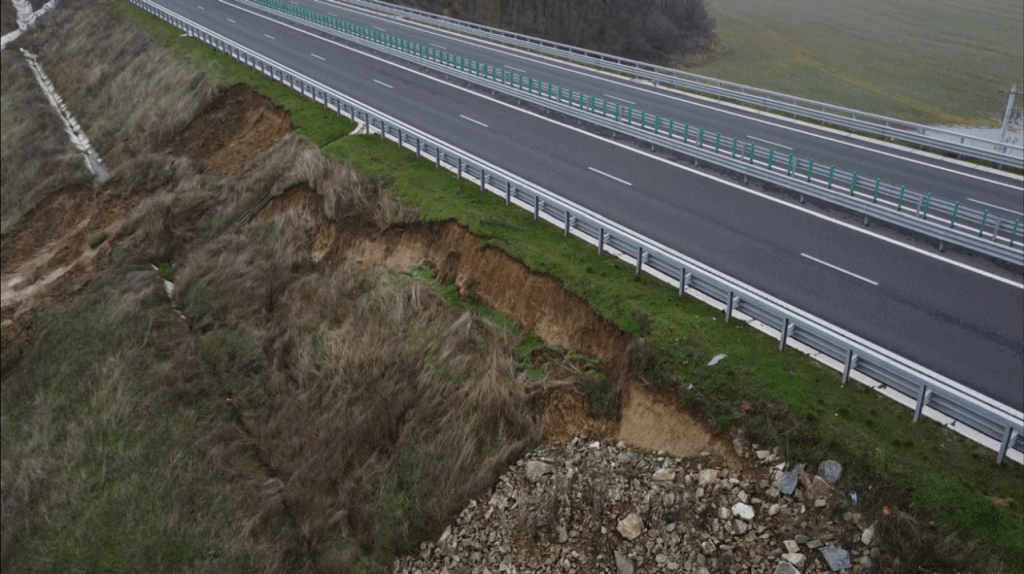 alunecari-de-teren-pe-drumul-expres-craiova-pitesti.-situatia-nu-pune-in-pericol-siguranta-rutiera