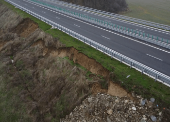 alunecari-de-teren-pe-drumul-expres-craiova-pitesti.-situatia-nu-pune-in-pericol-siguranta-rutiera