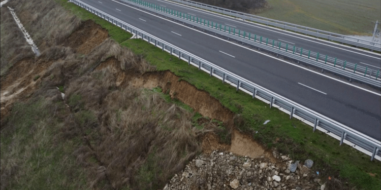 alunecari-de-teren-pe-drumul-expres-craiova-pitesti.-situatia-nu-pune-in-pericol-siguranta-rutiera