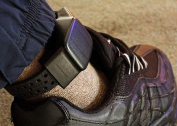 un-barbat-din-buzau,-retinut-dupa-ce-si-a-aruncat-bratara-electronica-de-monitorizare-pe-geamul-trenului-in-care-se-afla-cum-a-motivat-gestul-–-hotnews.ro