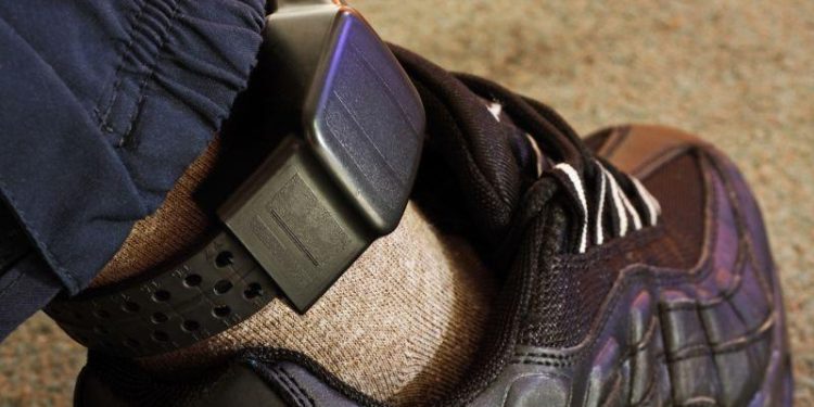 un-barbat-din-buzau,-retinut-dupa-ce-si-a-aruncat-bratara-electronica-de-monitorizare-pe-geamul-trenului-in-care-se-afla-cum-a-motivat-gestul-–-hotnews.ro