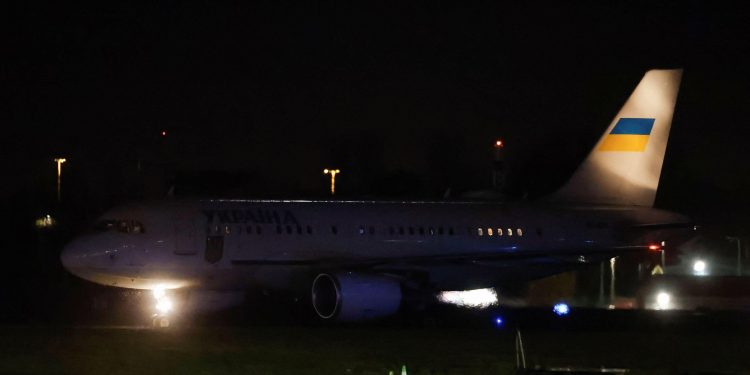 volodimir-zelenski-confirma-prima-declaratie-despre-dronele-militare-care-i-au-urmarit-avionul-prezidential-in-irlanda-–-hotnews.ro