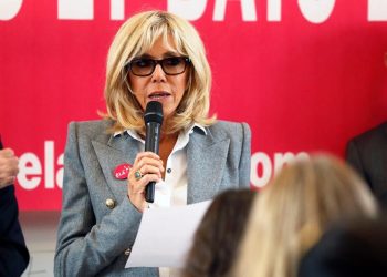 scandal-in-franta,-dupa-o-filmare-in-care-brigitte-macron-le-insulta-pe-activistele-care-au-dat-peste-cap-spectacolul-unui-comediant-acuzat-de-viol-–-hotnews.ro
