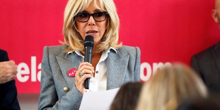 scandal-in-franta,-dupa-o-filmare-in-care-brigitte-macron-le-insulta-pe-activistele-care-au-dat-peste-cap-spectacolul-unui-comediant-acuzat-de-viol-–-hotnews.ro