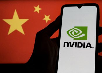 acord-intre-trump-si-xi-jinping-pentru-a-permite-nvidia-sa-exporte-cipuri-de-inteligenta-artificiala-in-china