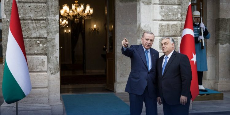 viktor-orban-lasa-in-ofsaid-ue-si-isi-securizeaza-livrarile-de-gaze.-dupa-trump-si-putin,-premierul-ungariei-bate-palma-si-cu-erdogan