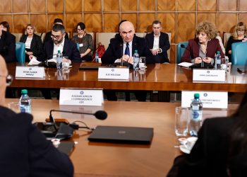 cat-va-fi-salariul-minim-in-2026:-ilie-bolojan-anunta-ca-va-lua-o-decizie-pana-la-craciun-/-ce-spun-sindicalistii-si-patronatele-–-hotnews.ro