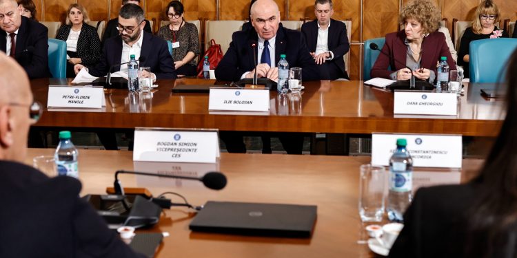 cat-va-fi-salariul-minim-in-2026:-ilie-bolojan-anunta-ca-va-lua-o-decizie-pana-la-craciun-/-ce-spun-sindicalistii-si-patronatele-–-hotnews.ro