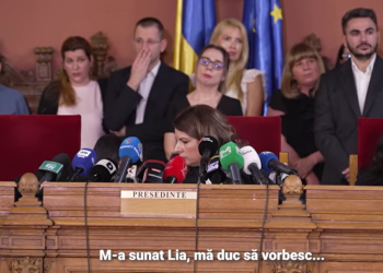 m-a-sunat-lia,-ma-duc-sa-vorbesc-moment-bizar-in-conferinta-de-azi-de-la-cab.-vicepresedinta-dispare-sa-raspunda-la-un-telefon-si-se-intoarce-cu-un-raspuns