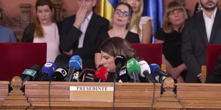 m-a-sunat-lia,-ma-duc-sa-vorbesc-moment-bizar-in-conferinta-de-azi-de-la-cab.-vicepresedinta-dispare-sa-raspunda-la-un-telefon-si-se-intoarce-cu-un-raspuns