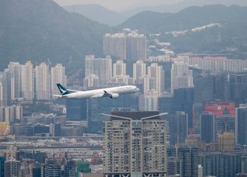 pasagerul-unui-avion-ce-a-decolat-din-sua-a-fost-arestat-dupa-ce-a-incercat-sa-deschida-usa-in-timpul-zborului-–-hotnews.ro