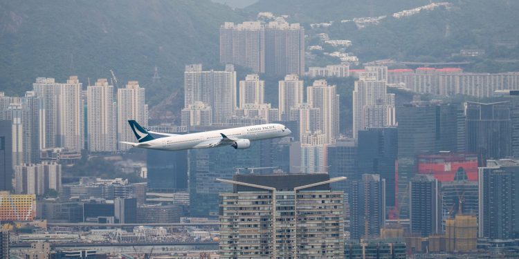 pasagerul-unui-avion-ce-a-decolat-din-sua-a-fost-arestat-dupa-ce-a-incercat-sa-deschida-usa-in-timpul-zborului-–-hotnews.ro