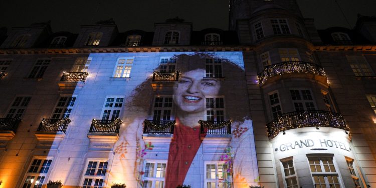 laureata-premiului-nobel-pentru-pace-din-2023-a-fost-arestata-in-mod-violent-de-catre-forte-de-securitate-si-de-politie-–-hotnews.ro