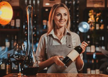 sommelierele-femei-sparg-barierele-lumii-vinului,-dominata-de-barbati