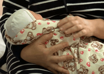 o-femeie-cu-5-nepoti,-din-republica-moldova,-a-nascut-al-14-lea-copil:-o-sa-ne-bucuram-ca-si-de-primii.-ce-varsta-are-proaspata-mamica