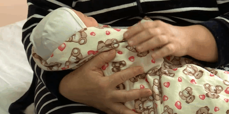 o-femeie-cu-5-nepoti,-din-republica-moldova,-a-nascut-al-14-lea-copil:-o-sa-ne-bucuram-ca-si-de-primii.-ce-varsta-are-proaspata-mamica