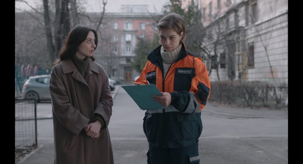 traim-intr-o-lume-in-care-copiii-nu-mai-ajung-la-inmormantarea-parintilor-interviu-cu-regizorul-care-a-transformat-o-poveste-reala-intr-un-film-despre-oamenii-care-mor-singuri-–-hotnews.ro