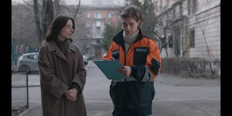 traim-intr-o-lume-in-care-copiii-nu-mai-ajung-la-inmormantarea-parintilor-interviu-cu-regizorul-care-a-transformat-o-poveste-reala-intr-un-film-despre-oamenii-care-mor-singuri-–-hotnews.ro