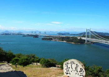 cel-mai-lung-pod-feroviar-si-rutier-din-lume-a-devenit-o-atractie-turistica.-podul-supraetajat-care-leaga-cinci-insule-pare-ca-se-inalta-spre-cer