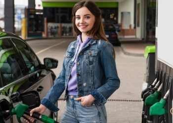 producatorii-auto-din-ue-vor-continua-sa-fabrice-masini-pe-benzina-si-dupa-anul-2035.-tranzitia-la-masinile-electrice-se-amana-pe-termen-nedeterminat