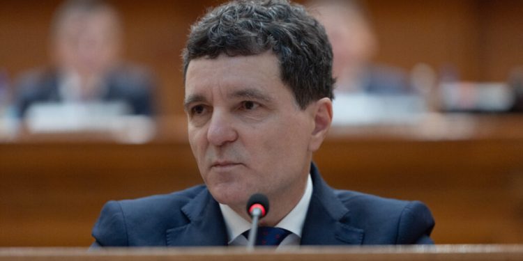 presedintele-nicusor-dan-a-atacat-la-curtea-constitutionala-legea-novak