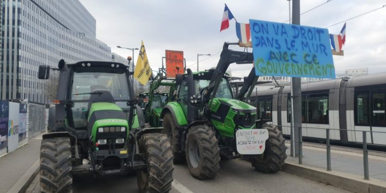 fermierii-francezi-protesteaza-la-strasbourg-au-adus-zeci-de-utilaje-agricole-in-fata-parlamentului-european.-care-sunt-mesajele-si-nemultumirile