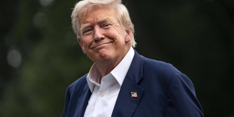 foto-obama-si-biden,-criticati-si-ironizati-pe-noile-placi-instalate-la-casa-alba,-in-contrast-cu-modul-in-care-este-descris-trump-–-hotnews.ro