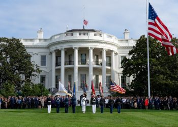 placi-denigratoare-la-adresa-lui-biden-si-obama-apar-pe-aleea-celebritatilor-de-la-casa-alba