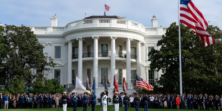 placi-denigratoare-la-adresa-lui-biden-si-obama-apar-pe-aleea-celebritatilor-de-la-casa-alba