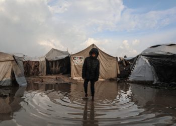 gaza-sub-apa-si-frig:-copiii-mor-in-adaposturi-improvizate