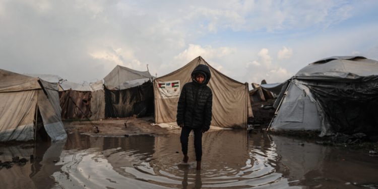 gaza-sub-apa-si-frig:-copiii-mor-in-adaposturi-improvizate