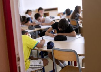 elevii-cu-media-10-la-evaluarea-nationala-si-bacalaureat-primesc-bani-de-la-guvern