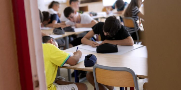 elevii-cu-media-10-la-evaluarea-nationala-si-bacalaureat-primesc-bani-de-la-guvern