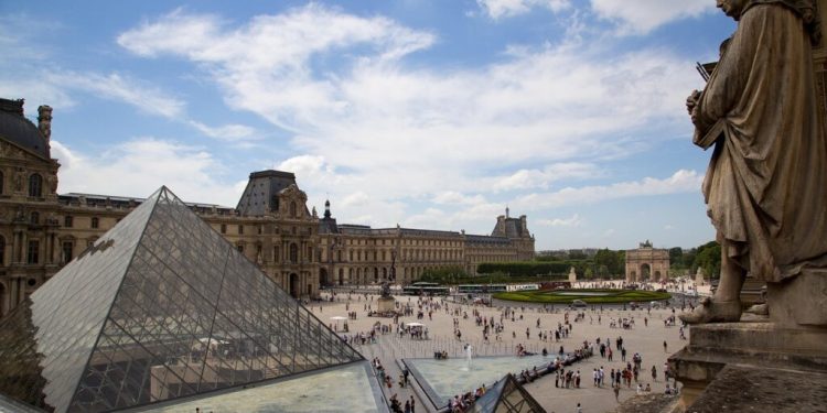 conducerea-muzeului-luvru-a-depus-o-plangere-impotriva-platformei-x,-dupa-divulgarea-unor-documente-interne