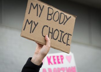 parlamentul-francez-exonereaza-femeile-condamnate-pentru-avort-inainte-de-1975-legea-a-fost-adoptata-in-unanimitate-–-hotnews.ro