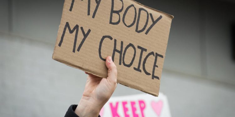 parlamentul-francez-exonereaza-femeile-condamnate-pentru-avort-inainte-de-1975-legea-a-fost-adoptata-in-unanimitate-–-hotnews.ro