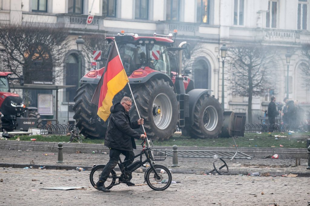 ursula-von-der-leyen-face-un-pas-in-spate,-dupa-protestul-violent-de-la-bruxelles-decizia-luata-in-privinta-controversatului-acord-ue-mercosur-–-hotnews.ro