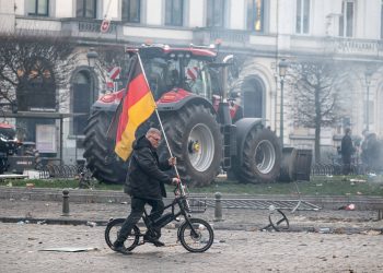 ursula-von-der-leyen-face-un-pas-in-spate,-dupa-protestul-violent-de-la-bruxelles-decizia-luata-in-privinta-controversatului-acord-ue-mercosur-–-hotnews.ro