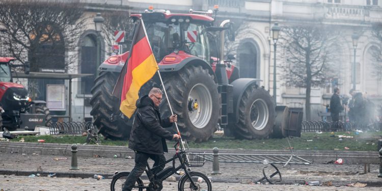 ursula-von-der-leyen-face-un-pas-in-spate,-dupa-protestul-violent-de-la-bruxelles-decizia-luata-in-privinta-controversatului-acord-ue-mercosur-–-hotnews.ro