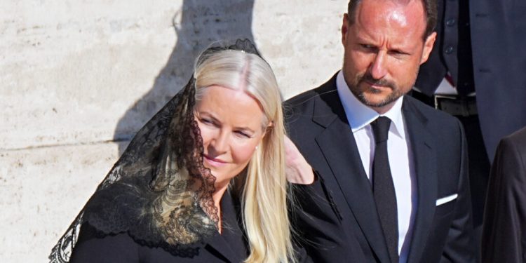 printesa-mostenitoare-a-norvegiei-are-nevoie-de-un-transplant-de-plamani,-dupa-ce-starea-sa-de-sanatate-s-a-deteriorat