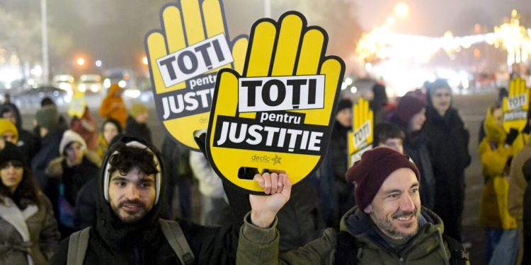 protest-la-cotroceni-in-ziua-consultarilor-pe-justitie.-declic-anunta-protestul-colind:-colindam,-justitia-sa-reparam!