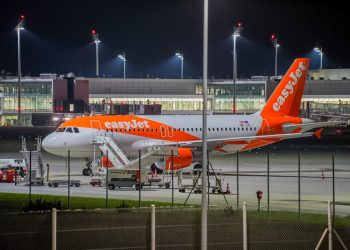 incident-socant-pe-un-zbor-easyjet:-o-familie-ar-fi-incercat-sa-transporte-cadavrul-bunicii,-pretinzand-ca-doarme