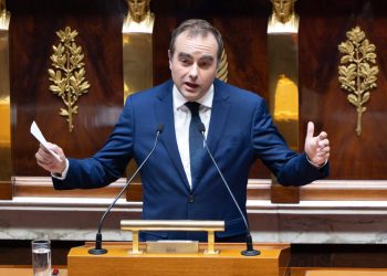 premierul-francez-se-grabeste-sa-adopte-o-lege-bugetara-provizorie-pentru-a-evita-blocarea-activitatii-guvernului