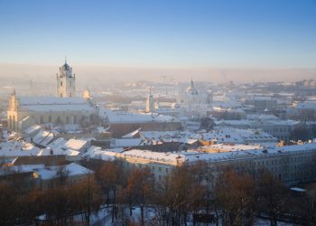 capitala-craciunului”-subestimata,-cu-vin-fiert-la-5-euro-si-un-oras-vechi-frumos