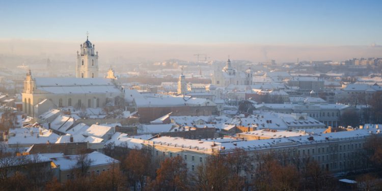 capitala-craciunului”-subestimata,-cu-vin-fiert-la-5-euro-si-un-oras-vechi-frumos